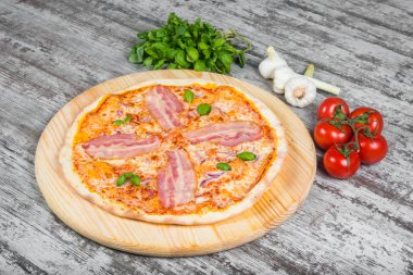 İtalyan pizza üzerinde sebze ve yeşillik zemin üzerine ahşap masa lambası