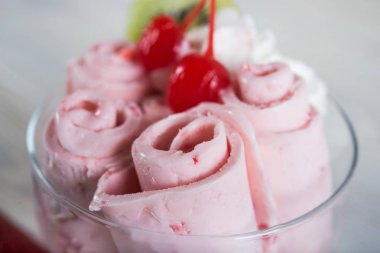 Çilekli dondurma, rulo. Taze kızarmış berry dondurma buz hafif ahşap arka plan üzerinde rulo,.