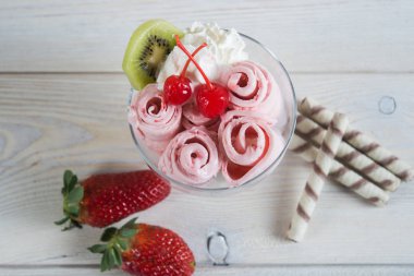 Çilekli dondurma rulo. Taze kızarmış berry dondurma, buz 
