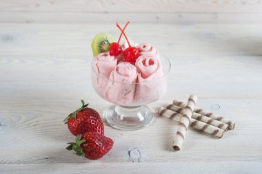 Çilekli dondurma, rulo. Taze kızarmış berry dondurma buz hafif ahşap arka plan üzerinde rulo,.