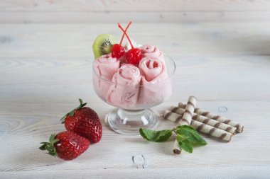 Çilekli dondurma rulo. Taze kızarmış berry dondurma, buz 