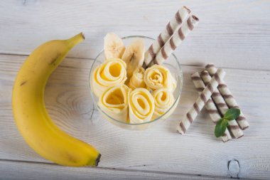 Rulo muzlu dondurma. Taze meyve kızarmış dondurma, buz rulo 