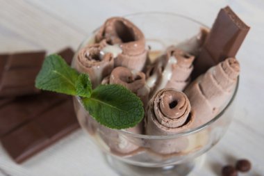 Çikolatalı dondurma rulo. Taze kızarmış dondurma, buz üzerinde rulo 