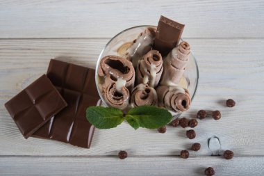 Çikolatalı dondurma rulo. Taze kızarmış dondurma, buz üzerinde rulo 