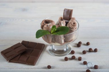 Çikolatalı dondurma rulo. Taze kızarmış dondurma, buz üzerinde rulo 