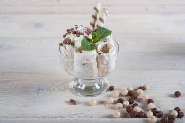 Hindistan cevizi dondurma rulo. Taze kızarmış dondurma, buz üzerinde rulo bir 