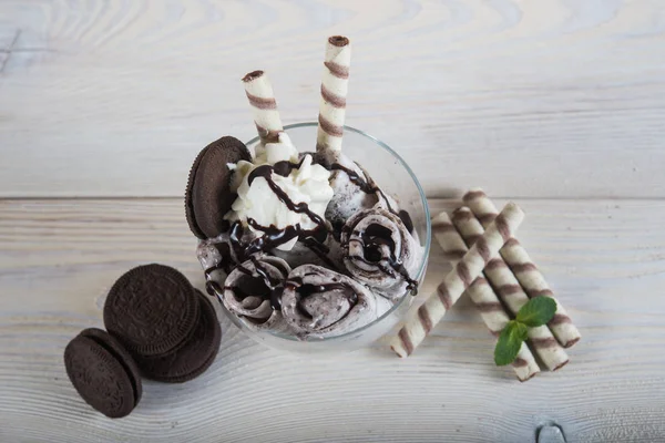 Rullar Glass Med Krossad Choklad Cookies Färsk Stekt Glass Ice — Stockfoto