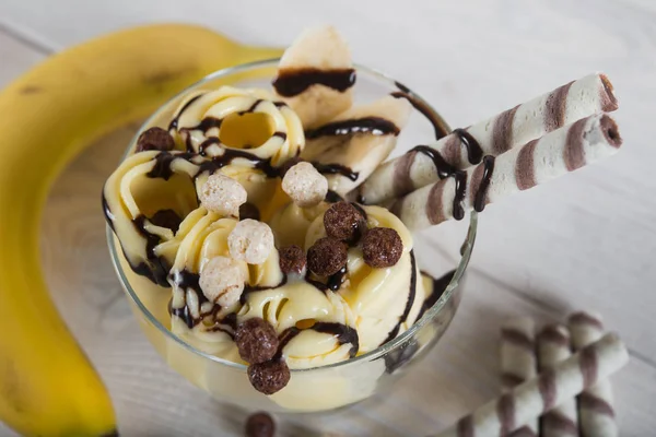 Rollo de helado de plátano. Helado de frutas fritas frescas, rollo de hielo —  Fotos de Stock