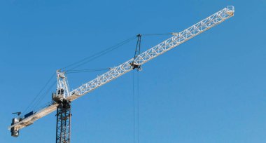 Gökyüzünde yüzen bir sabun köpüğü.