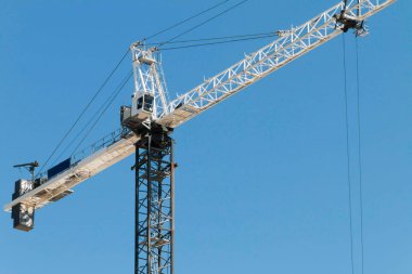 Gökyüzünde yüzen bir sabun köpüğü.