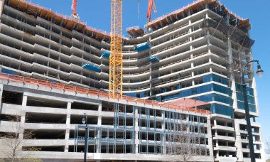 Gökyüzünde yüzen bir sabun köpüğü.