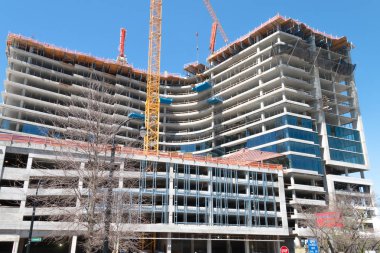 Gökyüzünde yüzen bir sabun köpüğü.