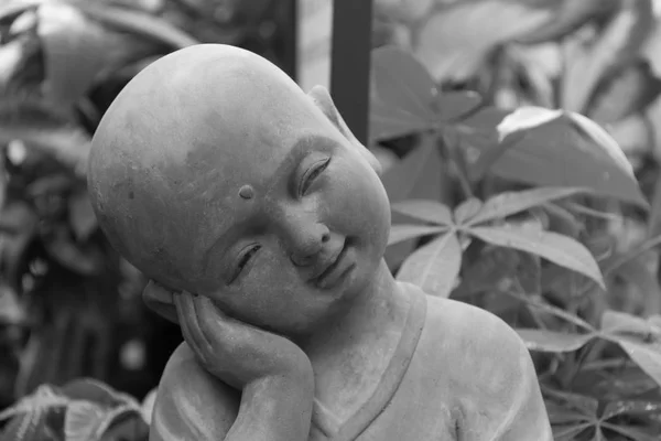 A baba Buddha ül a kertben. Jogdíjmentes Stock Fotók