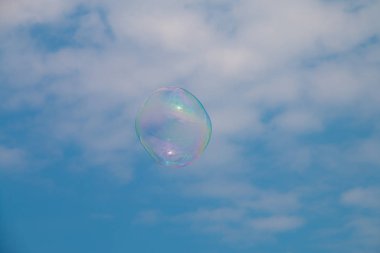 Gökyüzünde yüzen bir sabun köpüğü.