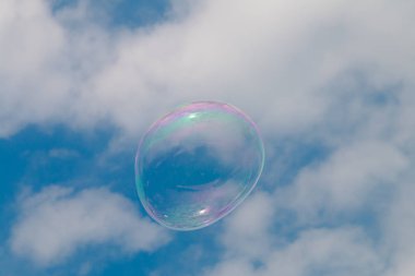 Gökyüzünde yüzen bir sabun köpüğü.