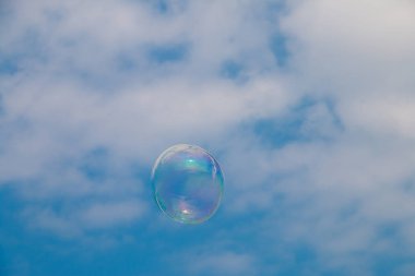 Gökyüzünde yüzen bir sabun köpüğü.