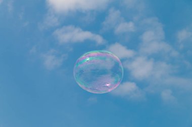 Gökyüzünde yüzen bir sabun köpüğü.