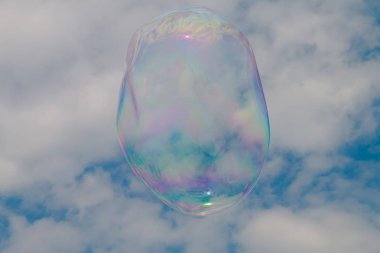 Sabun köpüğü gökyüzünde yüzen