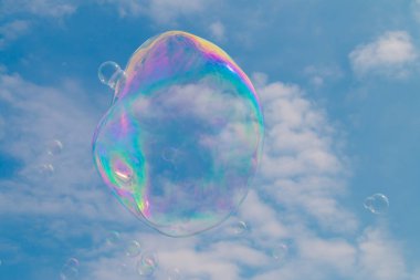 Sabun köpüğü gökyüzünde yüzen