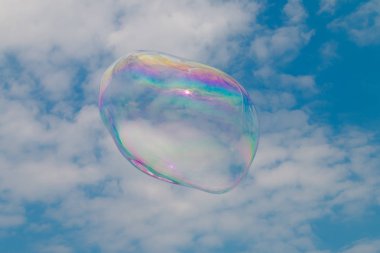 Sabun köpüğü gökyüzünde yüzen