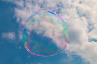 Sabun köpüğü gökyüzünde yüzen