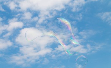 Gökyüzünde yüzen bir sabun köpüğü.