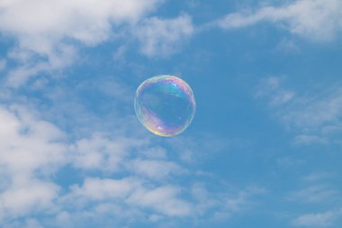 Gökyüzünde yüzen bir sabun köpüğü.