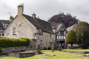 Painswick, Cotswolds, Uk - 26 Mayıs 2018: Cotswolds Kraliçesi olarak bilinen Painswick 'in geleneksel ve tipik kır evleri. Bal rengi Cotswold Taşı 'ndan yapılmış evler, Uk