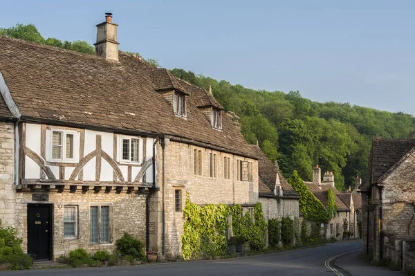 Castle Combe Cotswolds Maggio 2018 Tipici Pittoreschi Cottage Inglesi Nel — Foto Stock