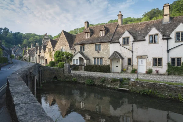Castle Combe, Cotswolds, Uk - 26 Mayıs 2018: Resimli Castle Combe Village, Cotswolds, Wiltshire, İngiltere - Uk