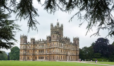 Newbury, Hampshire, İngiltere - 27 Mayıs 2018: Highclere Şatosu, Jacobethan tarzı bir kır evi, Carnarvon Kontesi ve Kontesi 'nin evi. Downton Abbey 'nin Ayarları - Uk