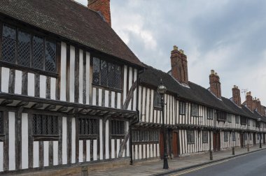 Stratford-Upon-Avon, Warwickshire, Uk - 27 Mayıs 2018: 16. yüzyıldan kalma ortaçağ tudor sadaka evleri, Chapel Caddesi, Avon üzerine Stratford, Warwickshire, İngiltere Uk