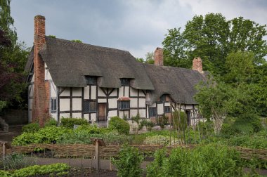 Stratford Upon Avon, İngiltere - 27 Mayıs 2018: Anne Hathaway 'in (William Shakespeare' in karısı) Shottery 'deki ünlü sazdan kulübe ve bahçesi,