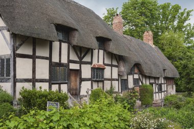 Stratford Upon Avon, İngiltere - 27 Mayıs 2018: Anne Hathaway 'in (William Shakespeare' in karısı) Shottery 'deki ünlü sazdan kulübe ve bahçesi,