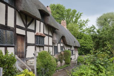 Stratford Upon Avon, İngiltere - 27 Mayıs 2018: Anne Hathaway 'in (William Shakespeare' in karısı) Shottery 'deki ünlü sazdan kulübe ve bahçesi,