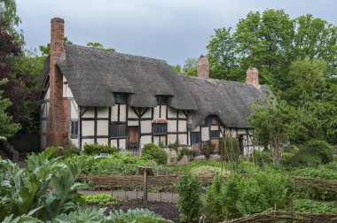 Stratford Upon Avon, İngiltere - 27 Mayıs 2018: Anne Hathaway 'in (William Shakespeare' in karısı) Shottery 'deki ünlü sazdan kulübe ve bahçesi,