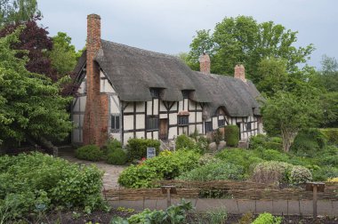 Stratford Upon Avon, İngiltere - 27 Mayıs 2018: Anne Hathaway 'in (William Shakespeare' in karısı) Shottery 'deki ünlü sazdan kulübe ve bahçesi,
