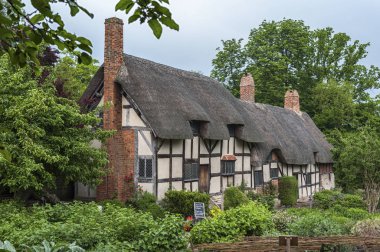Stratford Upon Avon, İngiltere - 27 Mayıs 2018: Anne Hathaway 'in (William Shakespeare' in karısı) Shottery 'deki ünlü sazdan kulübe ve bahçesi,