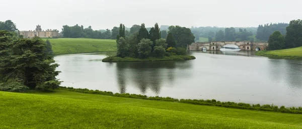 Blenheim Sarayı 'nın çevresindeki köprü, göl ve manzara Winston Churchill' in doğduğu yer ve Marlborough Dükleri 'nin ikamet ettiği yer.