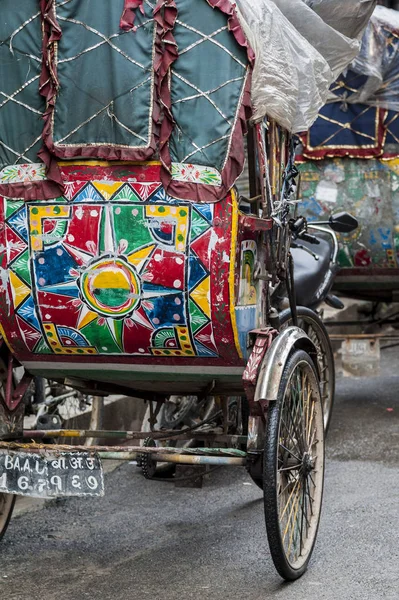 Rickshaws Nepaleses Coloridos Tradicionales Esperando Los Clientes Las Calles Del —  Fotos de Stock