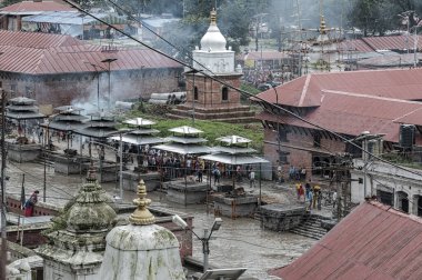 Cenaze odunları saatlerce yakılan cesetler Pashupatinath Hindu Tapınağı 'nda ve Kathmandu Nepal - Unesco' daki Yanan Ghatlar 'da küle dönene kadar bekletilir. Burası Nepal 'deki tüm Hindular için en kutsal yer..