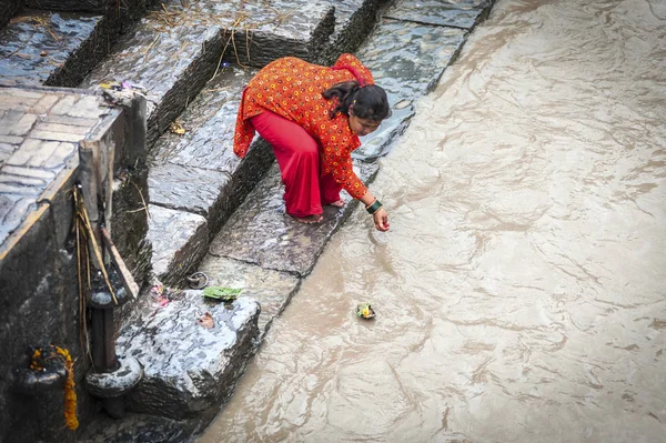 Pashupatinath Nepal Agosto 2018 Mulher Hindu Devotada Não Identificada Que — Fotografia de Stock
