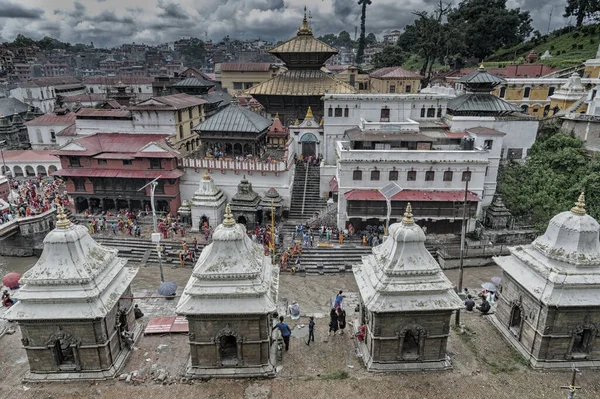 パシュパティナート ヒンドゥー寺院の聖なるバグマティ川沿いの儀式とカトマンズネパールのバーニング ガッツ Unesco これはネパールのすべてのヒンズー教徒にとって最も神聖な場所です — ストック写真