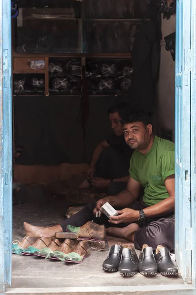 Bhaktapur Nepal August 2018 Unidentified Nepalese Newari Shoemakers Shop Bhaktapur — ストック写真