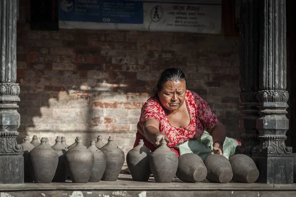 Bhaktapur Nepalaugust 2018 Nepalese Woman Making Pottery Pottery Square Public — Stock fotografie