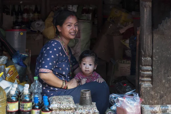 Bhaktapur Agosto 2018 Mujer Newari Identificada Con Hijo Una Mercería —  Fotos de Stock