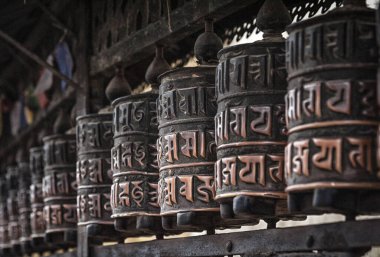 Swayambhunath Maymun Tapınağı 'ndaki Budist dua çarkları - Kathmandu, Nepal - UNESCO tarafından ilan edilen bir Dünya Mirası Alanı