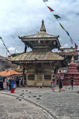 KATHMANDU, NEPAL - AUGust, 24 2018: Swayambhunath Stupa Manastırı veya Maymun Tapınağı 'ndaki tanımlanamayan hacılar - Kathmandu Vadisi, Nepal - UNESCO tarafından ilan edilen bir Dünya Mirası Alanı