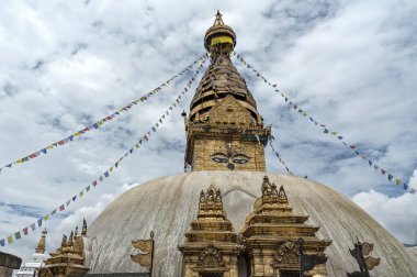 KATHMANDU, NEPAL - 24 Ağustos 2018: Swayambhunath Stupa veya Maymun Tapınağı - Katmandu Vadisi, Nepal - UNESCO tarafından ilan edilen bir Dünya Mirası Alanı