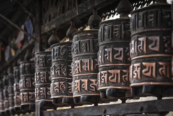 Swayambhunath Maymun Tapınağı 'ndaki Budist dua çarkları - Kathmandu, Nepal - UNESCO tarafından ilan edilen bir Dünya Mirası Alanı